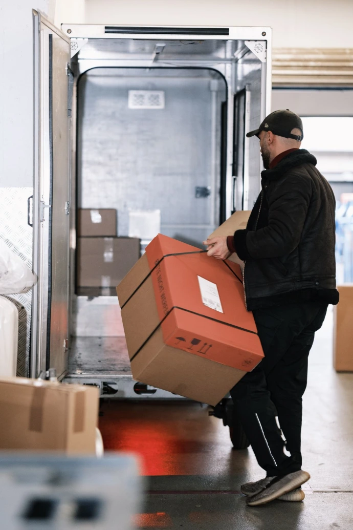 Fahrer belädt zemmi Trailer