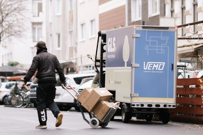 zemmi Trailer in der Stadt unterwegs für GLS Germany
